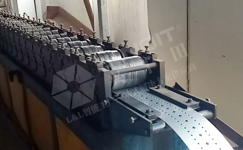 鈑金滑軌材料經(jīng)過沖孔進入冷彎機 鈑金滑軌材料經(jīng)過沖孔進入冷彎機